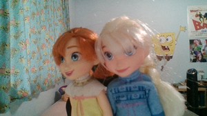  Little Anna and Elsa have a large amount of amor