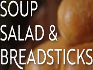  suppe salat and breadsticks