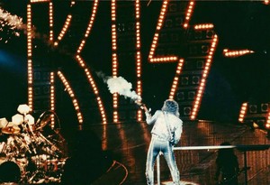  Ciuman ~East Rutherford, New Jersey...December 20, 1987 (Crazy Nights Tour)