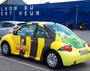 A Maya the Bee themed car found in a 街, 街道 somewhere in Benelux