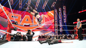  Alexa Bliss vs Nikki クロス | WWE Raw | 12-05-2022