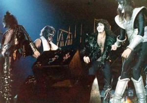  ciuman ~Baton Rouge, Louisiana...December 27, 1977 (ALIVE II Tour)