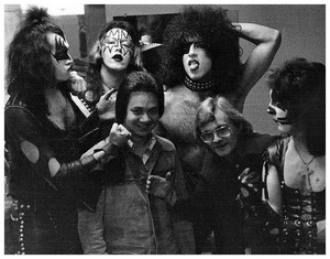  ciuman ~London, Ontario, Canada...December 22, 1974 (Hotter Than Hell Tour)