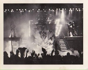  baciare ~Philadelphia, Pennsylvania...December 22, 1977 (ALIVE II Tour)