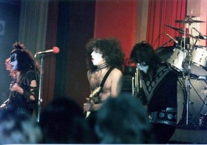  Ciuman ~Vancouver, British Columbia, Canada...January 9, 1975 (Hotter Than Hell Tour)