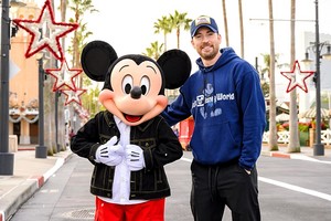  Mickey topo, mouse and Chris Evans, celebrating the holidays together at Walt Disney World | 2022