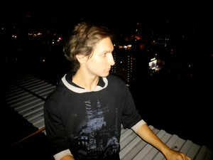  Xlson137 at night on the roof of a pencakar langit, bangunan pencakar langit