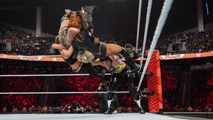  Becky Lynch and Trish Stratus vs Liv 摩根 and Raquel Rodriguez | Monday Night Raw | April 2023