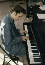  Elvis At The ピアノ
