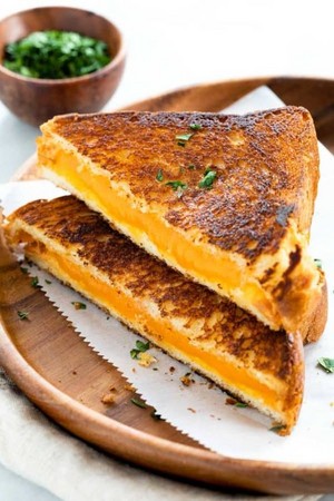  Grilled Cheese सैंडविच