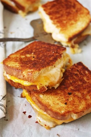  Grilled Cheese सैंडविच