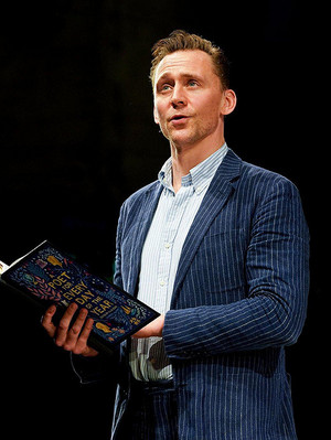  Tom Hiddleston performing at the Poetry For Every dag Of The jaar | March 17, 2023