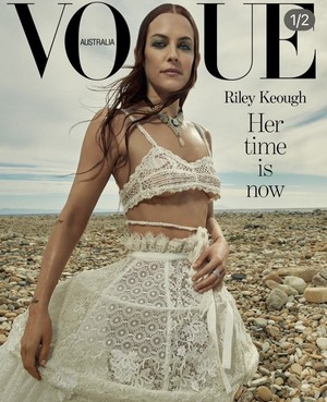  Riley Keough — photographed 由 Emma Summerton for Vogue Australia | May 2023
