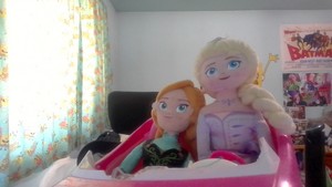  Anna and Elsa drove Von to wish Du lots of smiles and happiness