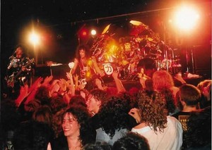  ciuman ~London, England...August 16, 1988 (Crazy Nights Tour)