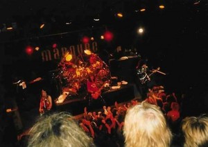  Ciuman ~London, England...August 16, 1988 (Crazy Nights Tour)