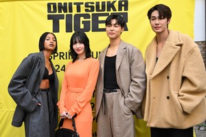  Momo at Otnisuka Tiger Fashion 显示