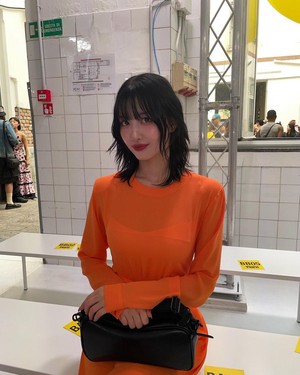  Momo at Otnisuka Tiger Fashion mostrar