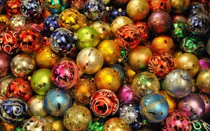  크리스마스 lights reflecting in the colorful baubles