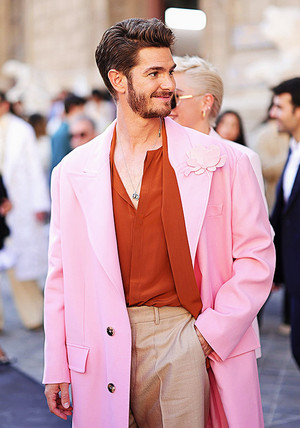  Andrew Garfield | Valentino Womenswear Spring/Summer 2024 tunjuk in Paris, France | October 01, 2023