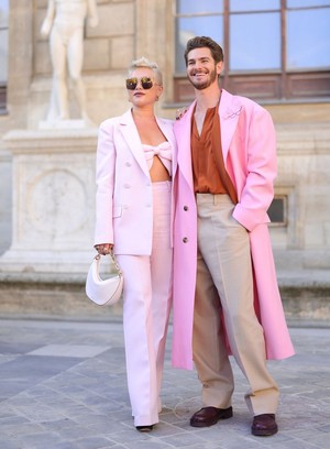  Andrew Garfield and Florence Pugh | Valentino Womenswear Spring/Summer 2024 tunjuk | Paris, France