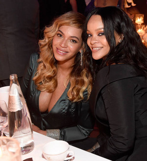  Beyoncé and リアーナ