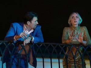  Chris Evans as Pete Brenner and Emily Blunt as Liza patong lalaki in Pain Hustlers