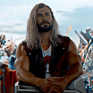  Chris Hemsworth as Thor Odinson in Thor: tình yêu and Thunder