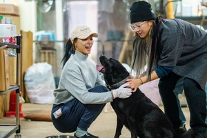  Jeongyeon and Tzuyu at the 'Help Dog' Abandoned Dog Shelter