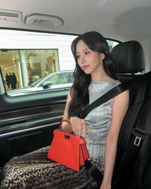  Mina at Fendi Haute Couture Fashion tampil