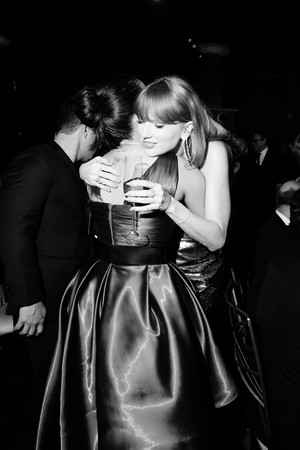  Selena Gomez and Taylor cepat, swift | 81st Golden Globes Awards 2024