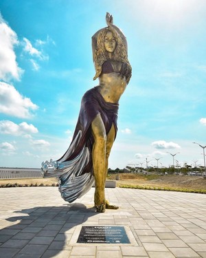  Шакира Statue