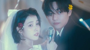  V with IU（アイユー） in "Love wins all" MV