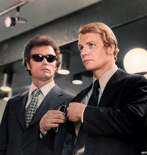  Clint Eastwood and David Soul | botella doble, magnum Force | 1973