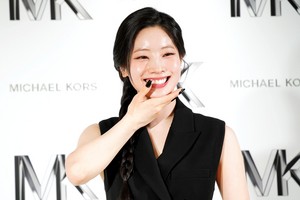  Dahyun at the Michael Kors Event in Япония
