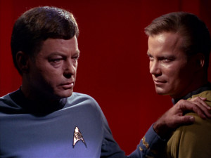  DeForest Kelley as Leonard McCoy and William Shatner as James T. Kirk | bituin Trek