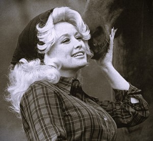  Dolly Parton at her utama Ⓒ1977