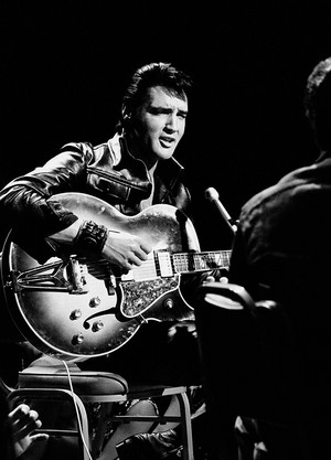  Elvis during his ‘68 Comeback Special on NBC | Photographs da Gary Null