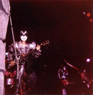 Ciuman ~Columbus Ohio...March 6, 1977 (Rock and Roll Over Tour)