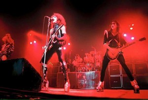  ciuman ~Los Angeles, California...February 23, 1976 (Alive Tour)