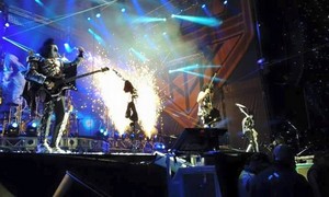  吻乐队（Kiss） ~Montevidéu, Uruguay...April 18, 2015 (40th Anniversary Tour)