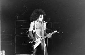  Paul ~Honolulu, Havaí (Hawaii)...February 29, 1976 (Alive Tour)