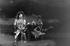  Paul and Ace ~Honolulu, Havaí (Hawaii)...February 29, 1976 (Alive Tour)
