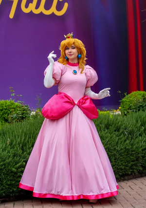  Princess آڑو Cosplay at Disneyland