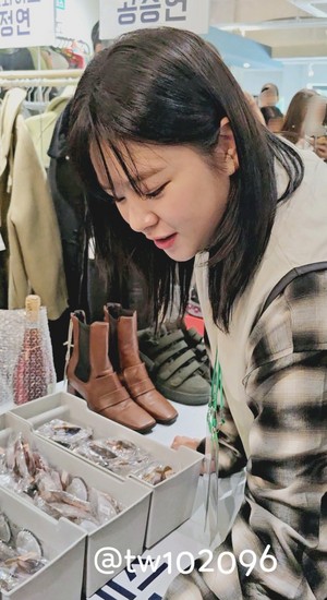  Jeongyeon at Ansung Animal Care's Charity Bazar
