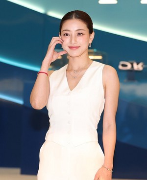  Jihyo at the Фред Jewerly Event