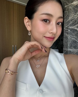  Jihyo at the Фред Jewerly Event