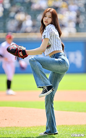  Sana Throwing the 1st Pitch at LG TWINS Game
