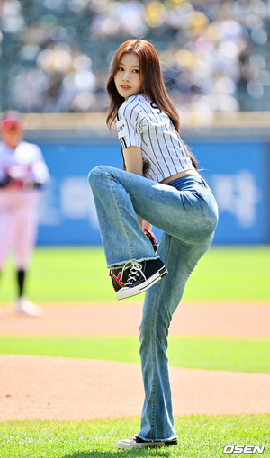  Sana Throwing the 1st Pitch at LG TWINS Game